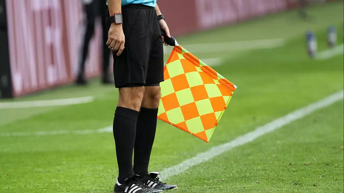 Linienrichter beim FuÃŸball mit Fahne - Bild: über dts Nachrichtenagentur