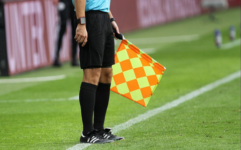Linienrichter beim Fußball mit Fahne (Archiv) - Foto: über dts Nachrichtenagentur