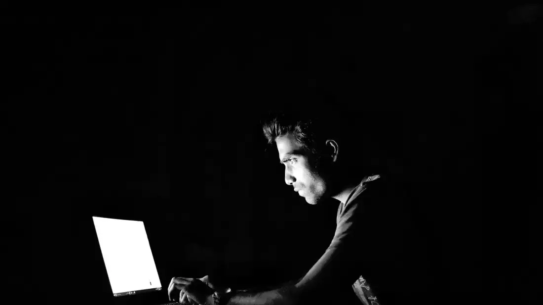 - Bild: https://pixabay.com/de/photos/hacken-cyber-schwarzweiss-2903156/