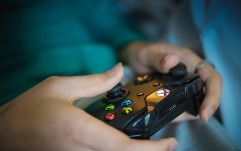 Gaming und Zocken sind aufgrund der Spielvielfalt längst nicht mehr nur für Männer etwas, sodass zunehmend auch Frauen zum Controller greifen. - Foto: Bildquelle: Olichel / pixabay.com