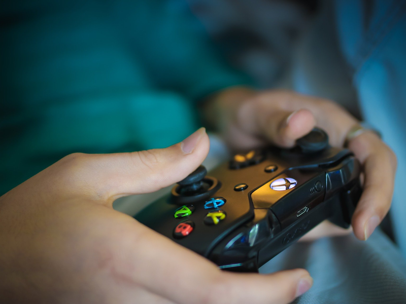 Gaming und Zocken sind aufgrund der Spielvielfalt längst nicht mehr nur für Männer etwas, sodass zunehmend auch Frauen zum Controller greifen. - Foto: Bildquelle: Olichel / pixabay.com
