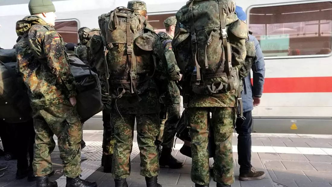 Bundeswehrsoldaten fahren Bahn - Bild: über dts Nachrichtenagentur
