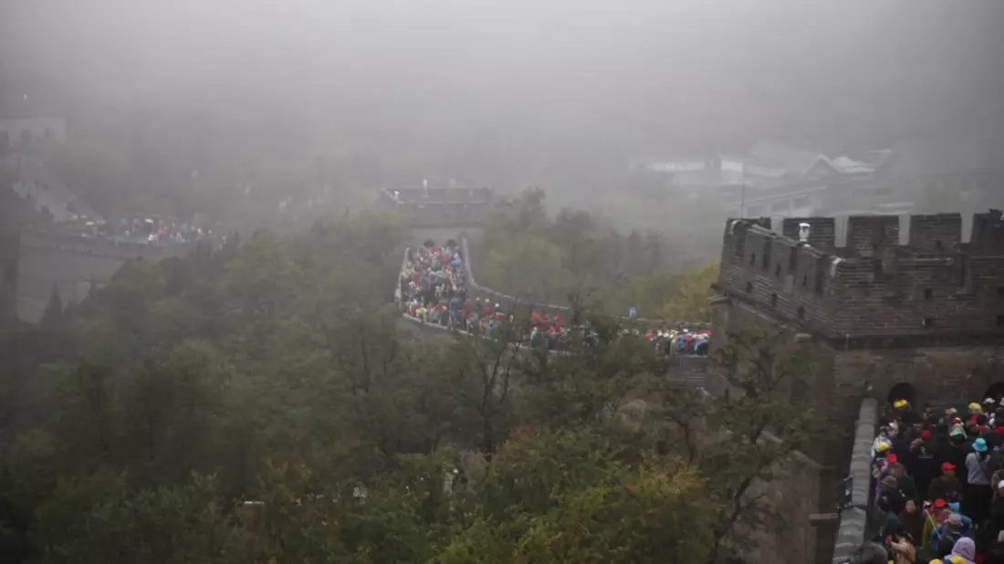 Chinesische Mauer mit Touristen, Illustration mit AI erstellt.