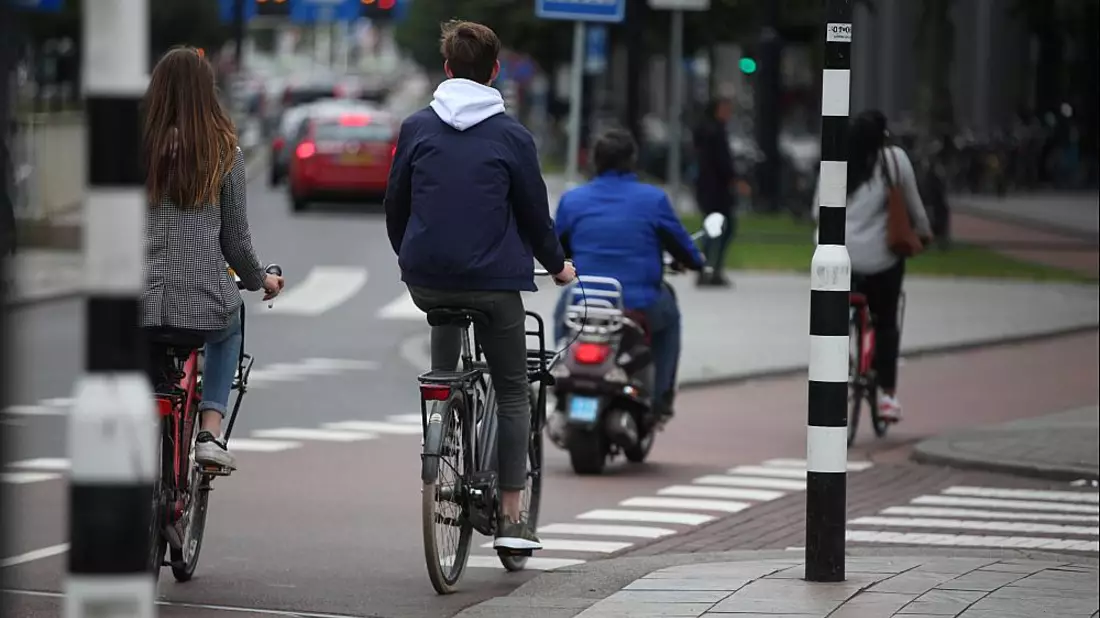 Fahrradfahrer und Rollerfahrer (Archiv) - Bild: über dts Nachrichtenagentur