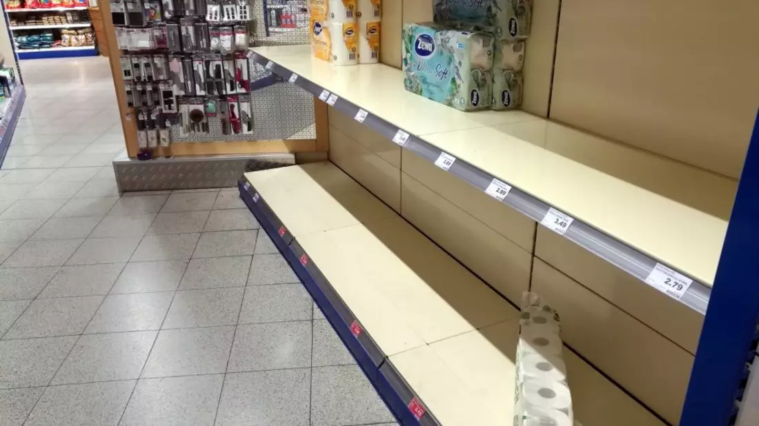 Fast ausverkauftes Toilettenpapier im Supermarkt - Bild: über dts Nachrichtenagentur