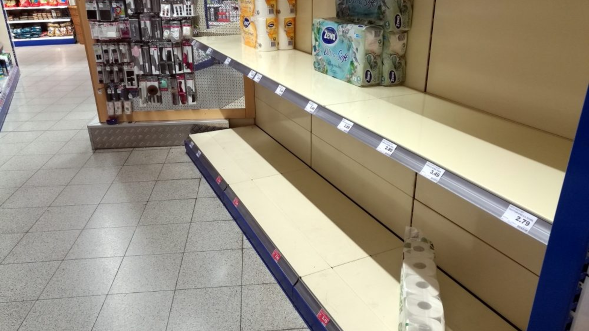 Fast ausverkauftes Toilettenpapier im Supermarkt - Foto: über dts Nachrichtenagentur
