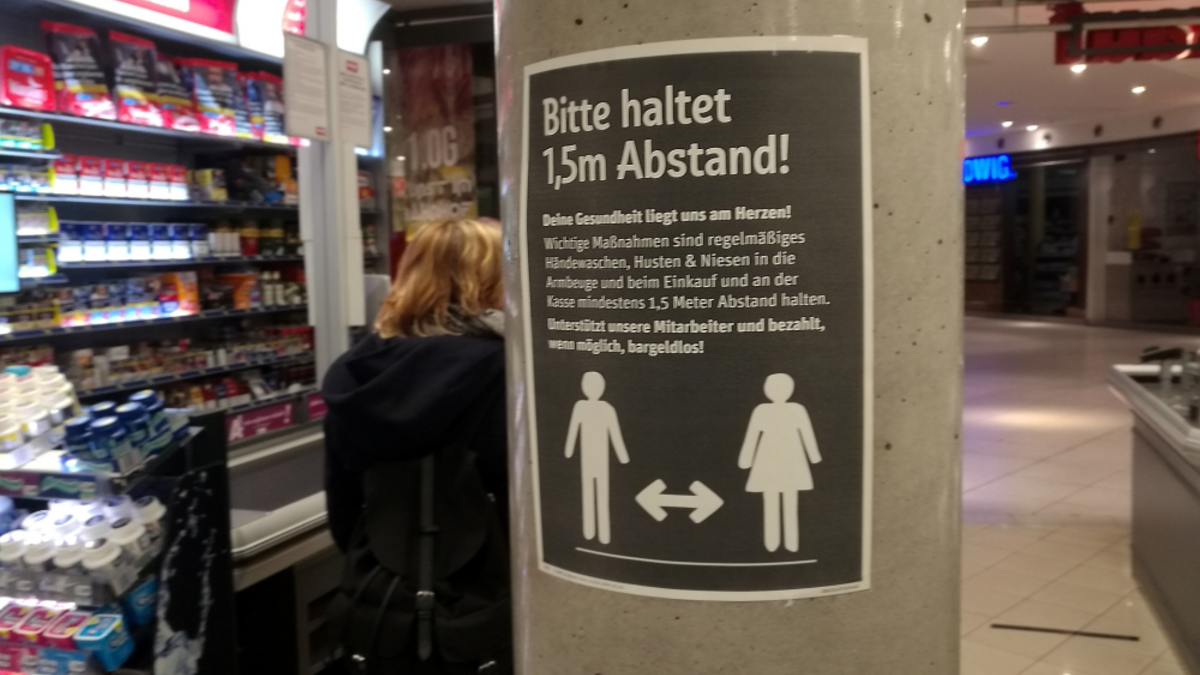 Abstandregel im Supermarkt - Foto: über dts Nachrichtenagentur