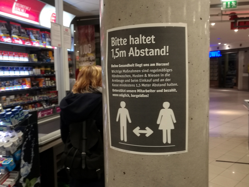 Abstandregel im Supermarkt - Foto: über dts Nachrichtenagentur