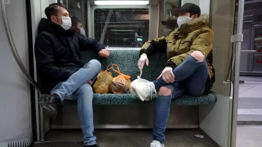 Zwei MÃ¤nner mit Atemschutzmaske in Berliner S-Bahn - Bild: über dts Nachrichtenagentur