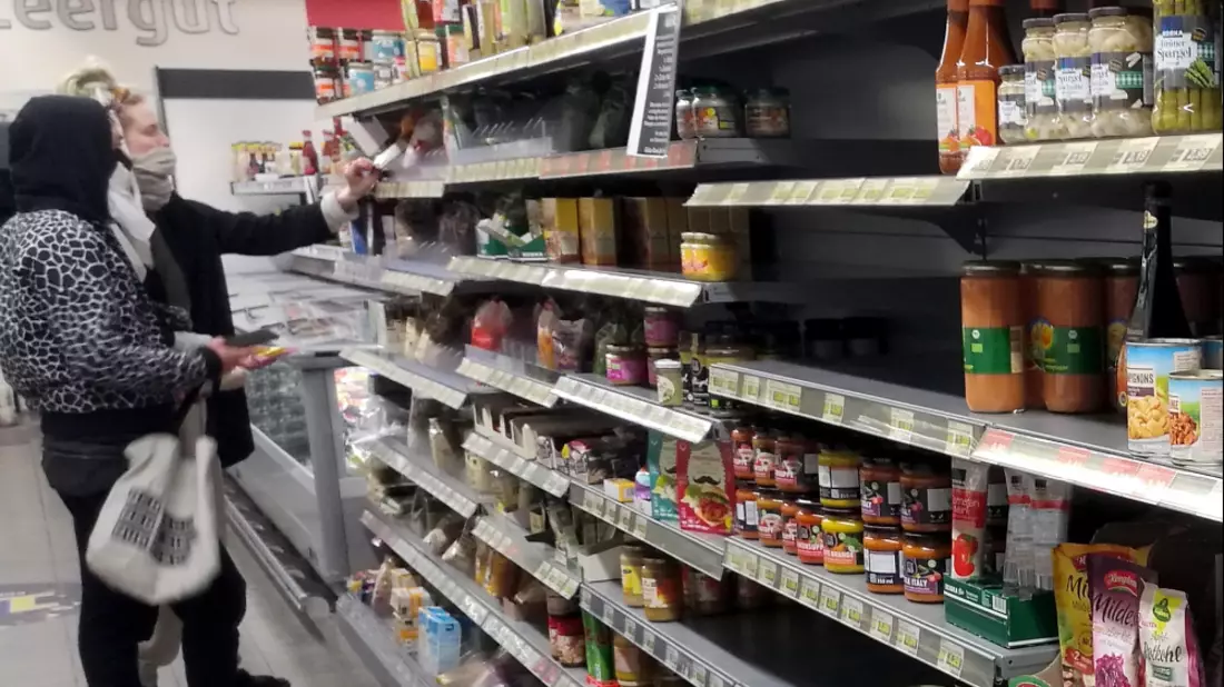 Zwei Kundinnen mit provisorischem Mundschutz - Bild: über dts Nachrichtenagentur