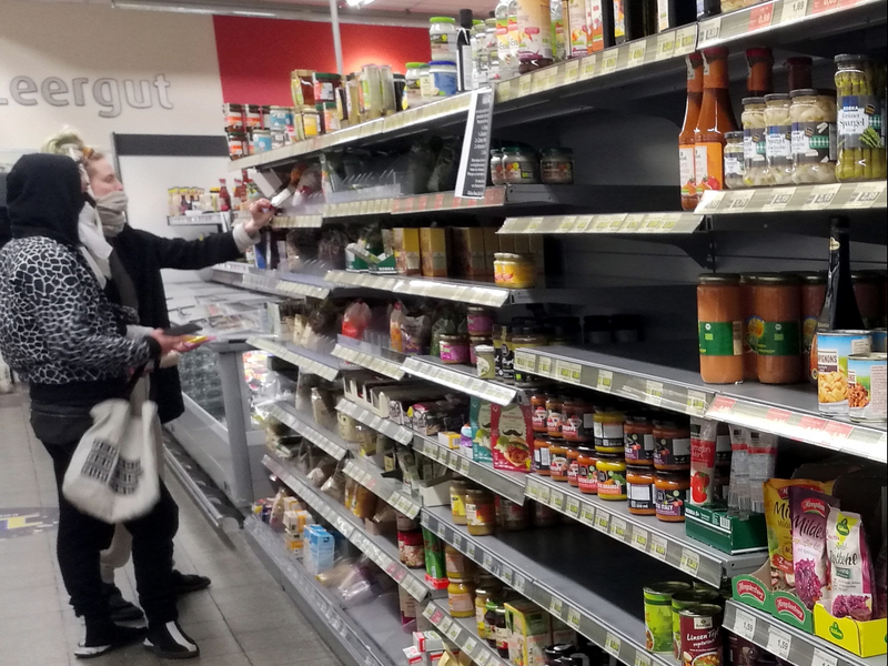 Zwei Kundinnen mit provisorischem Mundschutz - Foto: über dts Nachrichtenagentur