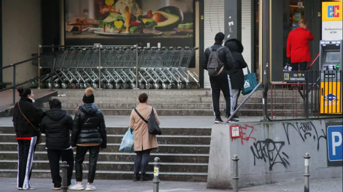 Schlange stehen vor Supermarkt - Bild: über dts Nachrichtenagentur