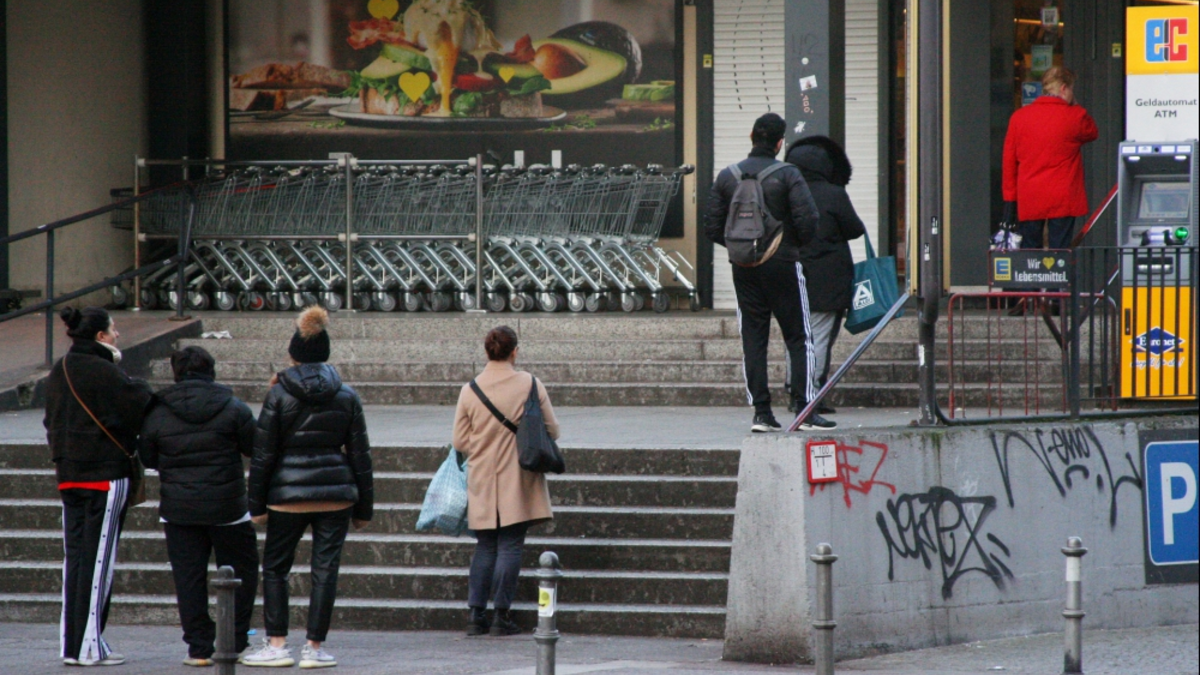 Schlange stehen vor Supermarkt - Foto: über dts Nachrichtenagentur