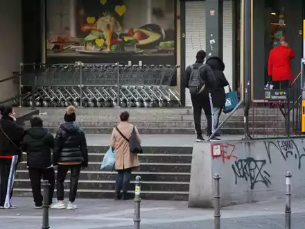 Schlange stehen vor Supermarkt - Foto: über dts Nachrichtenagentur