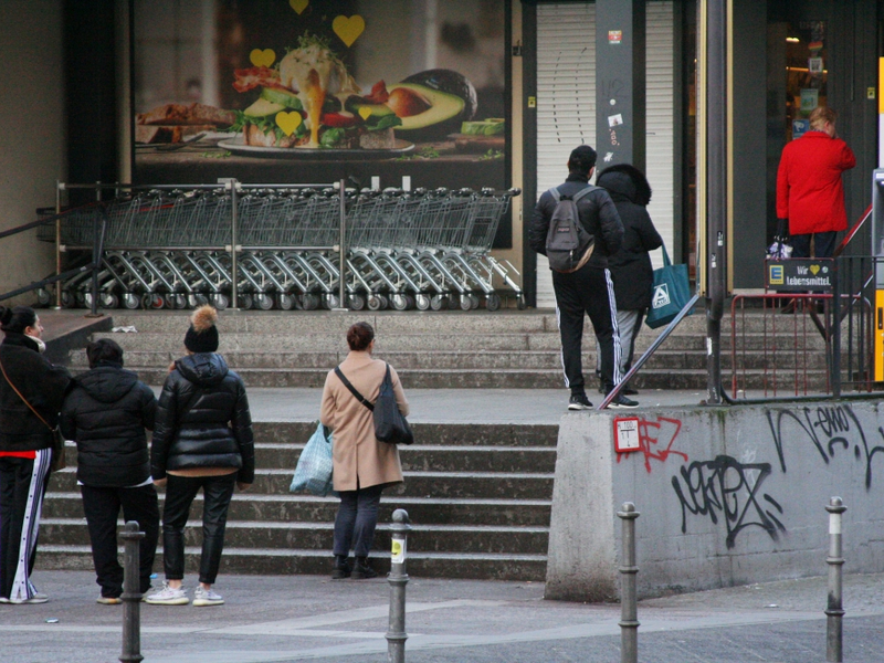 Schlange stehen vor Supermarkt - Foto: über dts Nachrichtenagentur