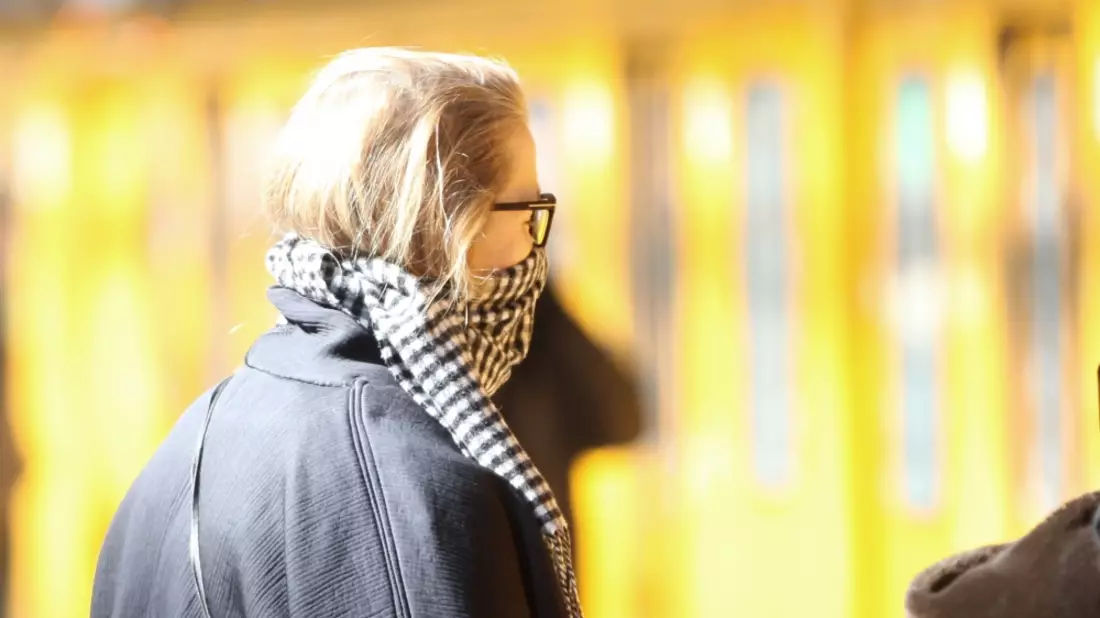 Frau mit Schal - Bild: über dts Nachrichtenagentur