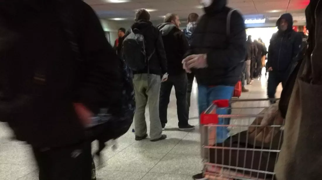 Warteschlange vor einem Supermarkt, Illustration mit AI erstellt.