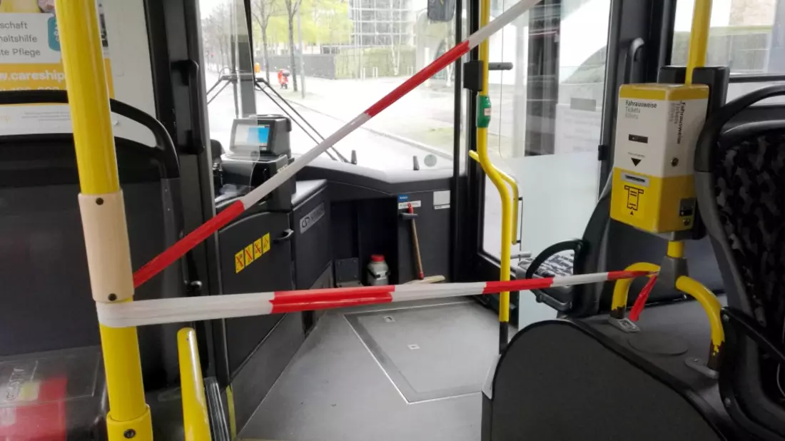 Abstandsmarkierung im Bus - Bild: über dts Nachrichtenagentur