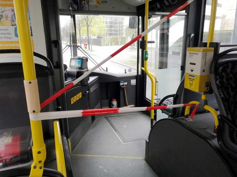 Abstandsmarkierung im Bus - Foto: über dts Nachrichtenagentur