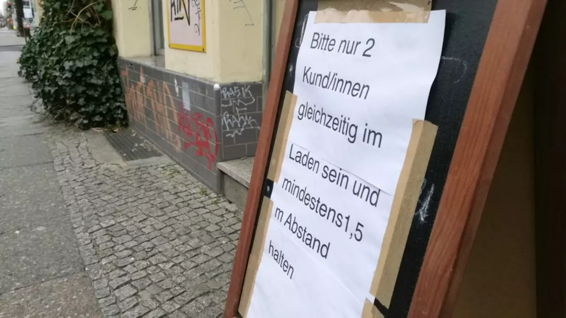 Abstandshinweis vor einem Laden - Bild: über dts Nachrichtenagentur