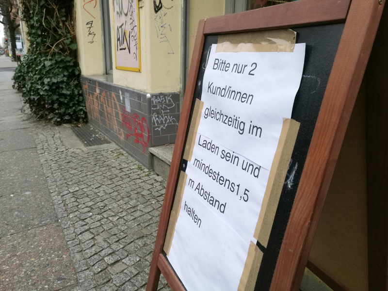 Abstandshinweis vor einem Laden - Foto: über dts Nachrichtenagentur