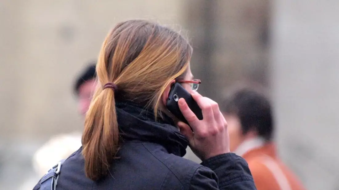 Frau mit Telefon - Bild: über dts Nachrichtenagentur