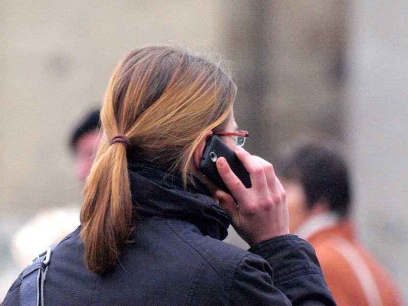 Frau mit Telefon - Foto: über dts Nachrichtenagentur