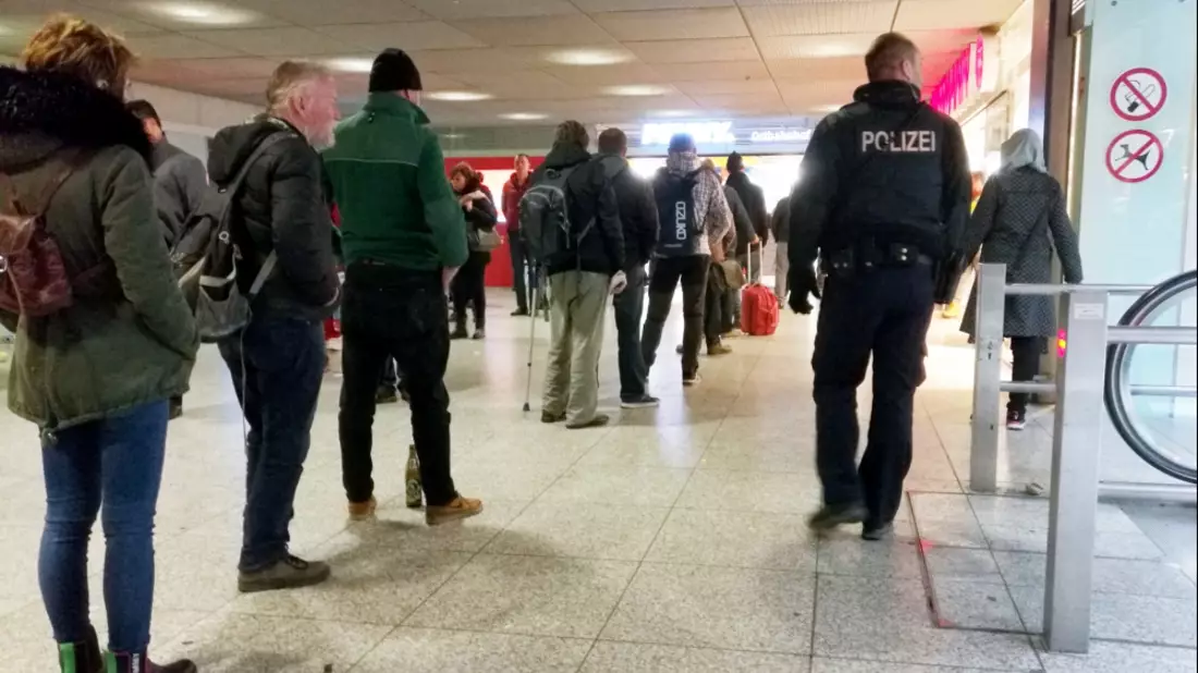 Polizist Ã¼berwacht Warteschlange vor Supermarkt - Bild: über dts Nachrichtenagentur