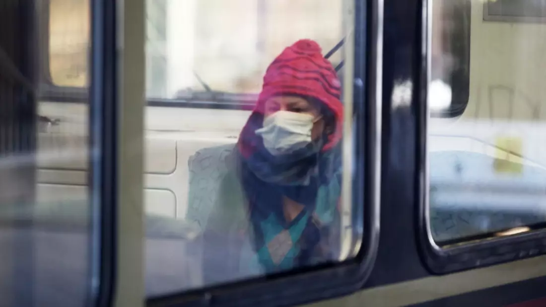Frau mit Schutzmaske in einer S-Bahn - Bild: über dts Nachrichtenagentur