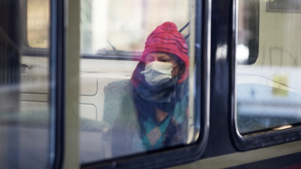 Frau mit Schutzmaske in einer S-Bahn - Foto: über dts Nachrichtenagentur