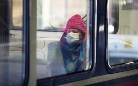 Frau mit Schutzmaske in einer S-Bahn - Foto: über dts Nachrichtenagentur
