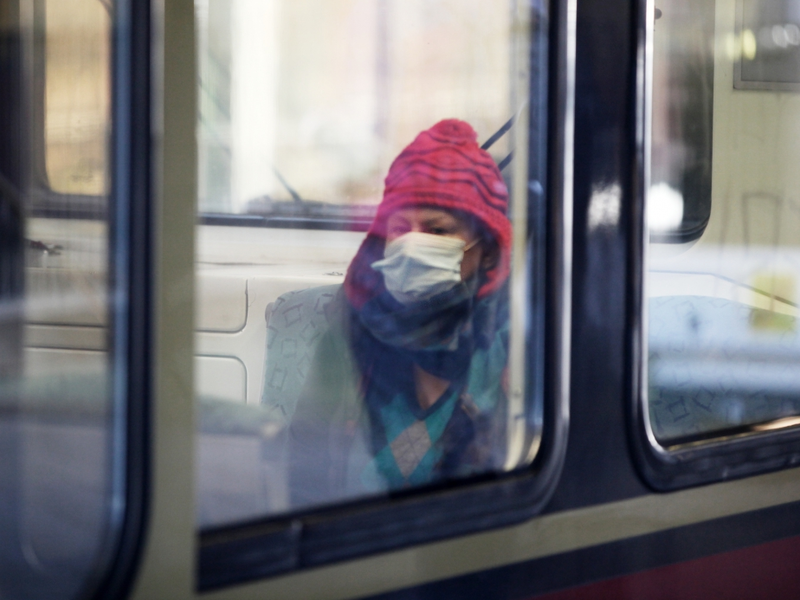 Frau mit Schutzmaske in einer S-Bahn - Foto: über dts Nachrichtenagentur