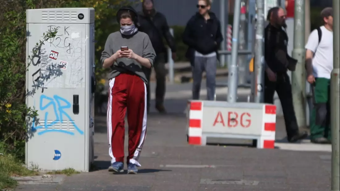 Menschen mit und ohne Mundschutz - Bild: über dts Nachrichtenagentur