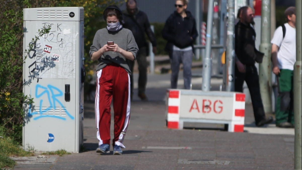 Menschen mit und ohne Mundschutz - Foto: über dts Nachrichtenagentur