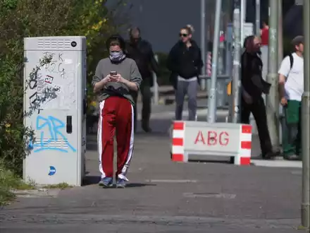Menschen mit und ohne Mundschutz - Foto: über dts Nachrichtenagentur