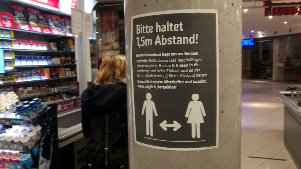 Abstandsregeln im Supermarkt - Foto: über dts Nachrichtenagentur