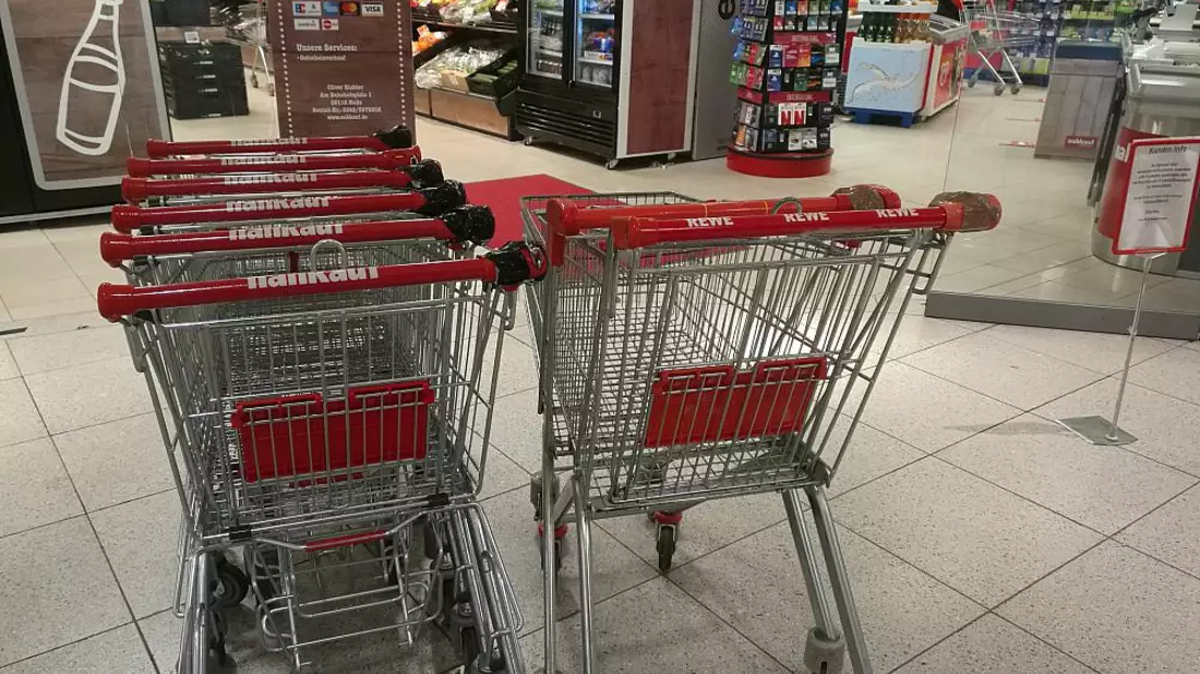 Einkaufswagen vor einem Supermarkt (Archiv) - Bild: über dts Nachrichtenagentur