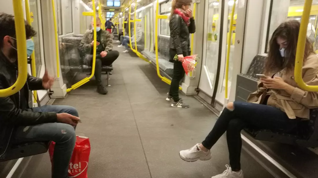 Passagiere in einer U-Bahn am 27.04.2020 - Bild: über dts Nachrichtenagentur
