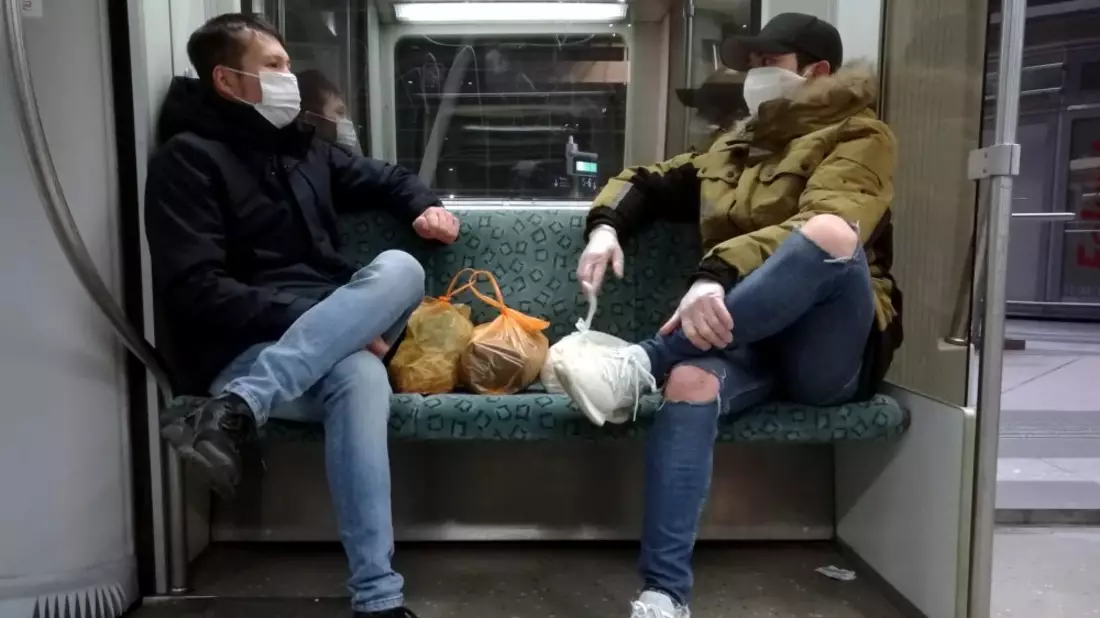 Zwei MÃ¤nner mit Atemschutzmaske in Berliner S-Bahn - Bild: über dts Nachrichtenagentur