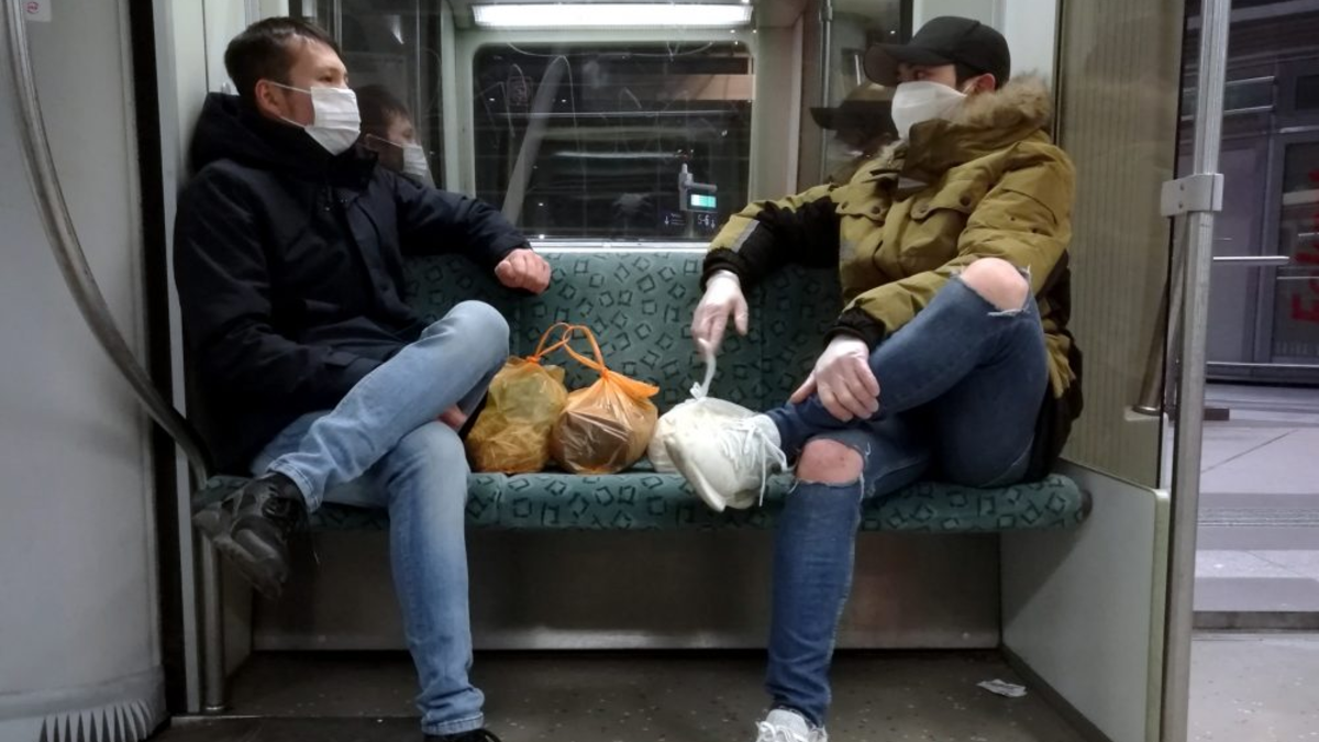 Zwei MÃ¤nner mit Atemschutzmaske in Berliner S-Bahn - Foto: über dts Nachrichtenagentur