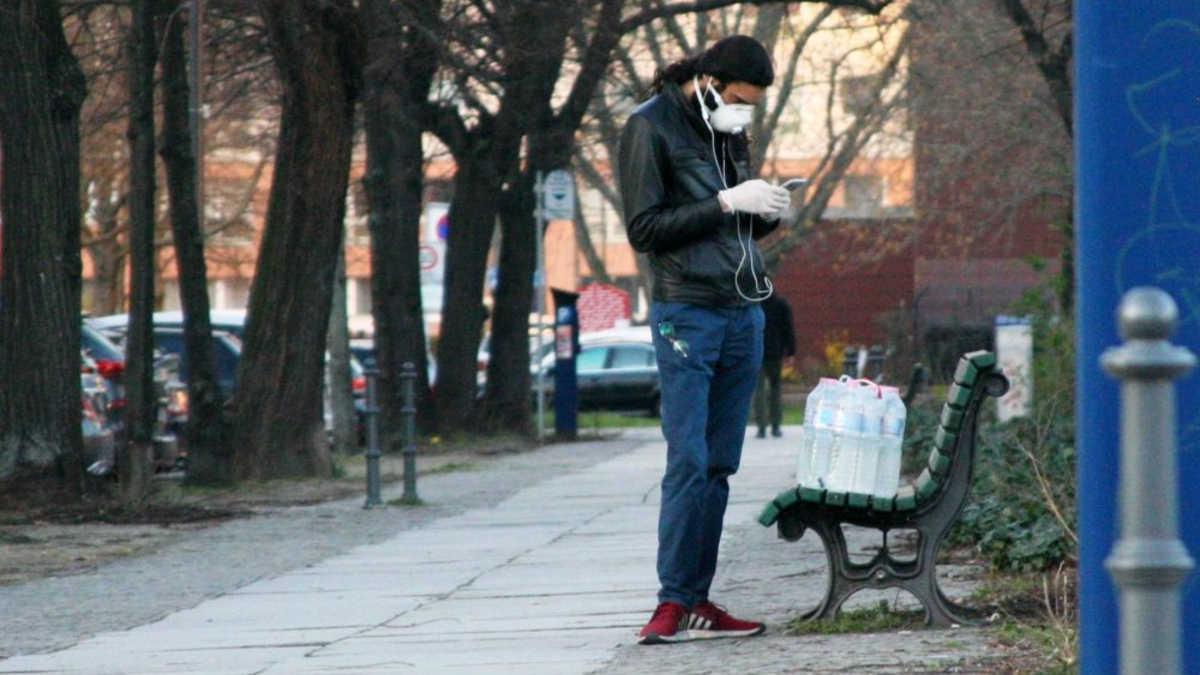 Mann mit Wasserflaschen und Mundschutz - Foto: über dts Nachrichtenagentur