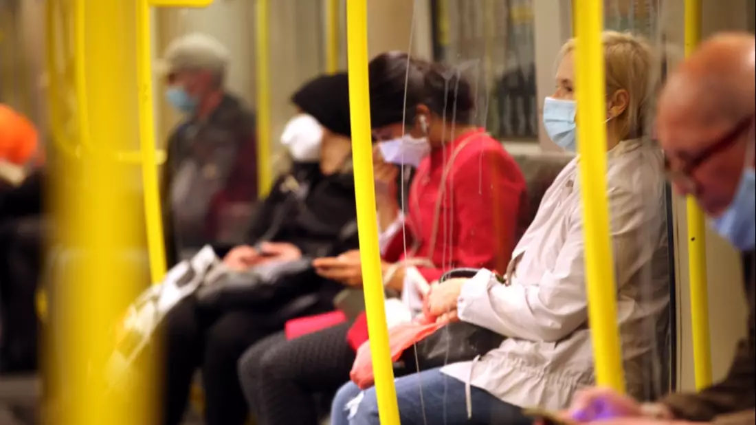 FahrgÃ¤ste mit Mund-Nasen-Schutz - Bild: über dts Nachrichtenagentur