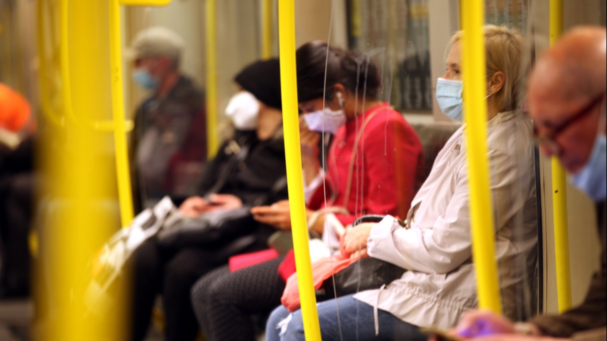 FahrgÃ¤ste mit Mund-Nasen-Schutz - Foto: über dts Nachrichtenagentur