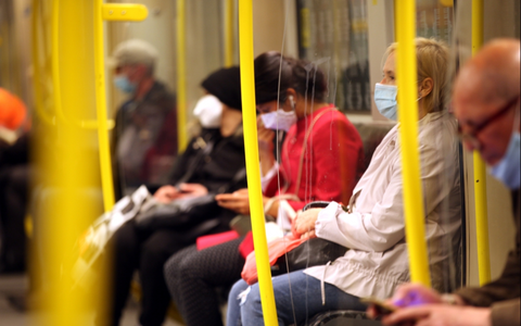 FahrgÃ¤ste mit Mund-Nasen-Schutz - Foto: über dts Nachrichtenagentur