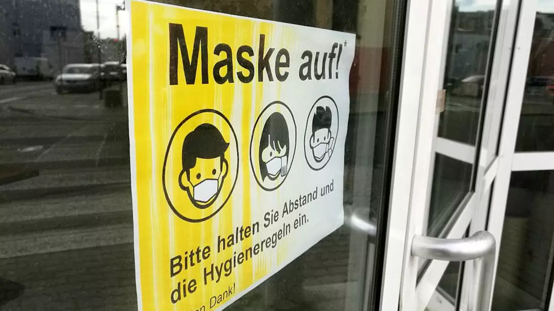 Schild mit der Aufschrift Maske auf - Bild: über dts Nachrichtenagentur