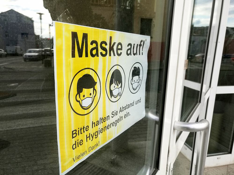 Schild mit der Aufschrift Maske auf (Archiv) - Foto: über dts Nachrichtenagentur