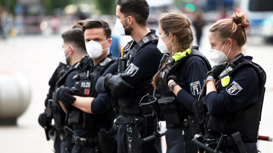 Polizisten mit Mundschutz - Bild: über dts Nachrichtenagentur
