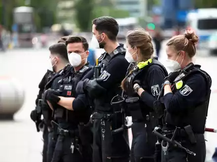 Polizisten mit Mundschutz - Foto: über dts Nachrichtenagentur