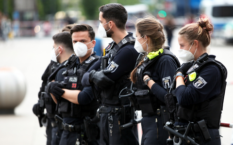 Polizisten mit Mundschutz - Foto: über dts Nachrichtenagentur