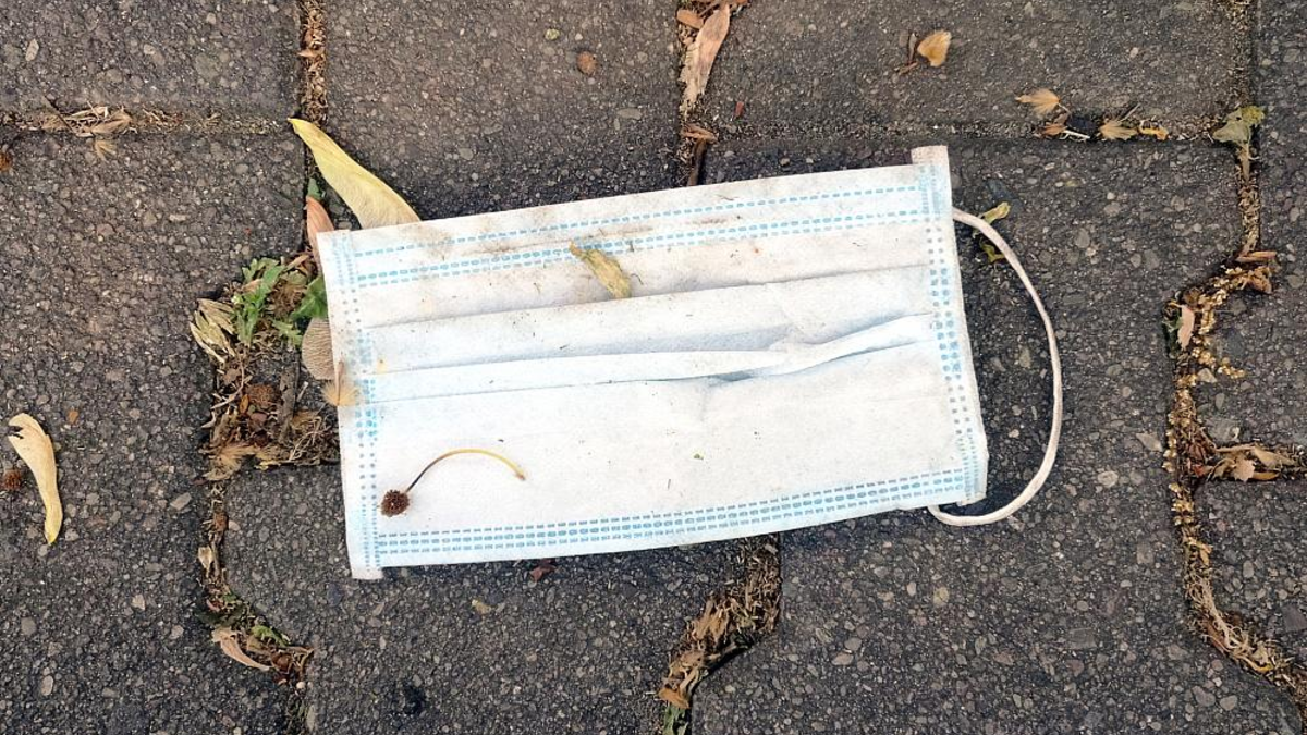 Weggeworfener Mundschutz (Archiv) - Foto: über dts Nachrichtenagentur